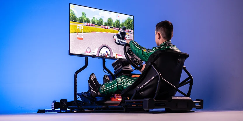 Next Level Racing Stojak Na Monitor Go Kart Plus widok na zestaw produktów w trakcie używania
